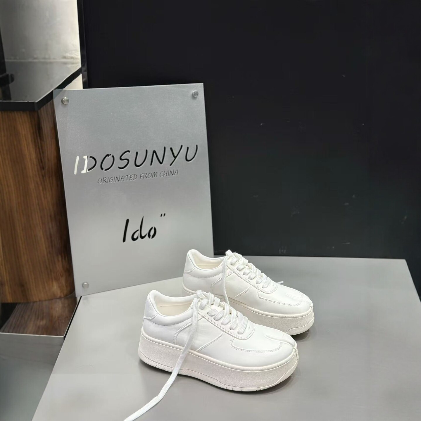 IDO爆款真皮小白鞋女厚底分趾鞋图片