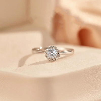 S925纯银莫桑石戒指小花苞50分求婚钻戒结婚女款婚戒气质闭口指环