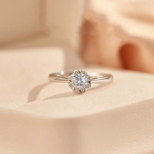 S925纯银莫桑石戒指小花苞50分求婚钻戒结婚女款婚戒气质闭口指环