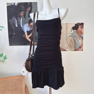 性感褶皱吊带连衣裙新款高级感小黑裙辣妹包臀裙子