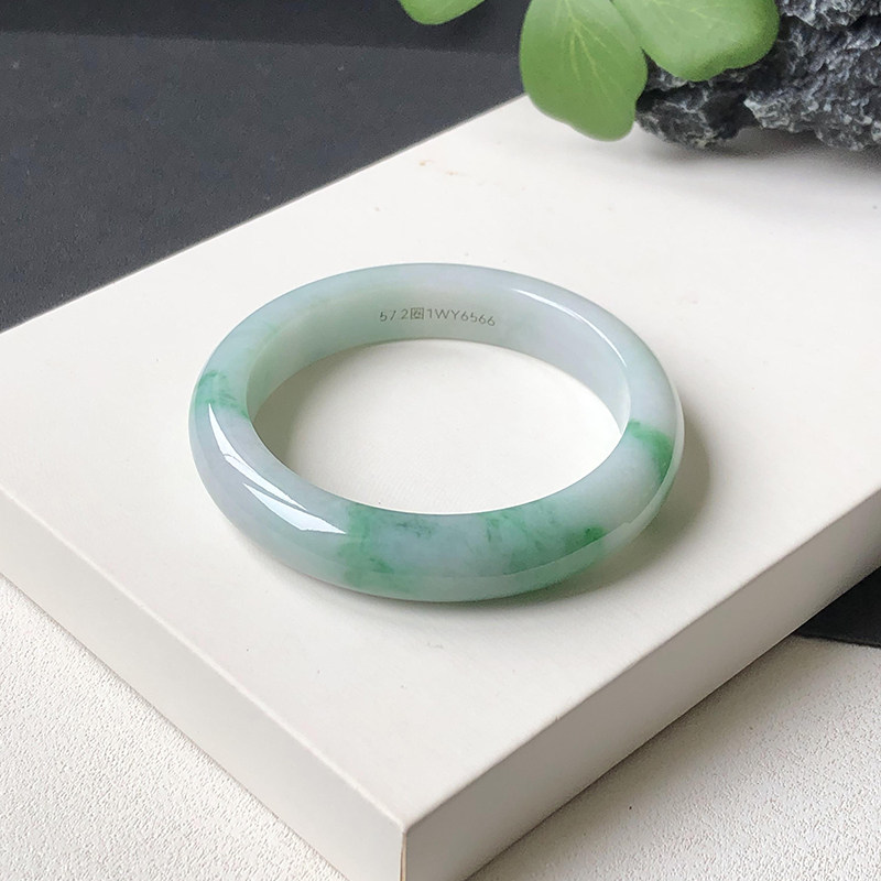 57圈1WY6566平安镯 大艺珠宝白底青阳绿飘花缅甸A货天然翡翠手镯