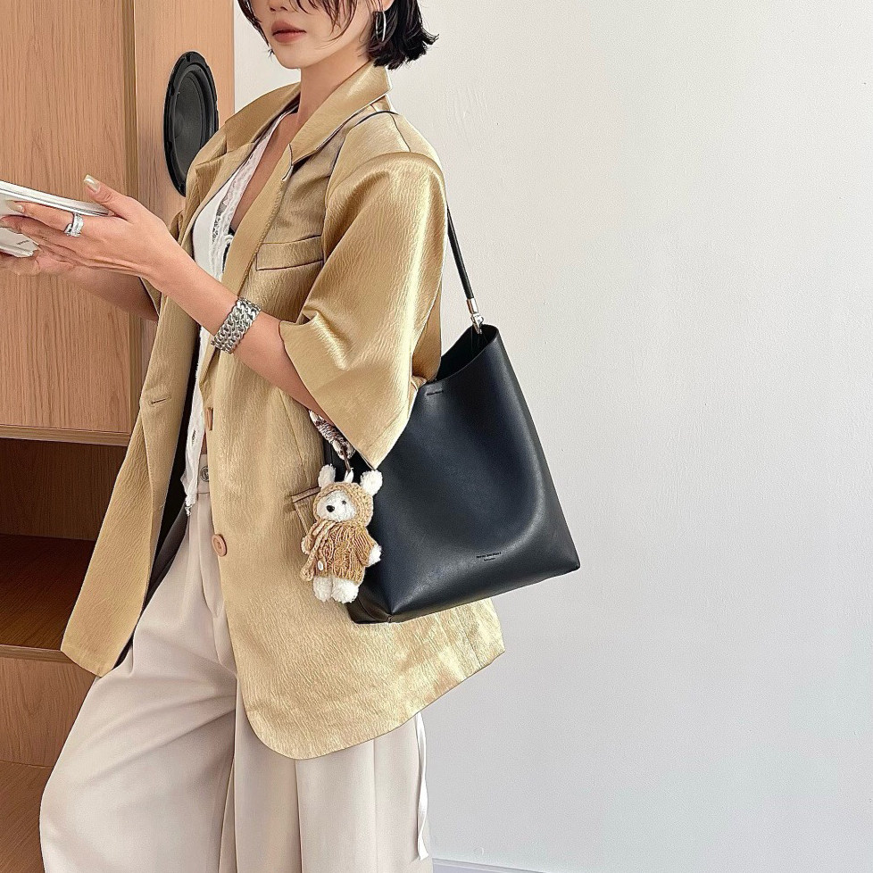 极简风大容量托特包女2025新款高级感通勤单肩包休闲水桶包腋下包