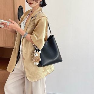 极简风大容量托特包女2025新款高级感通勤单肩包休闲水桶包腋下包