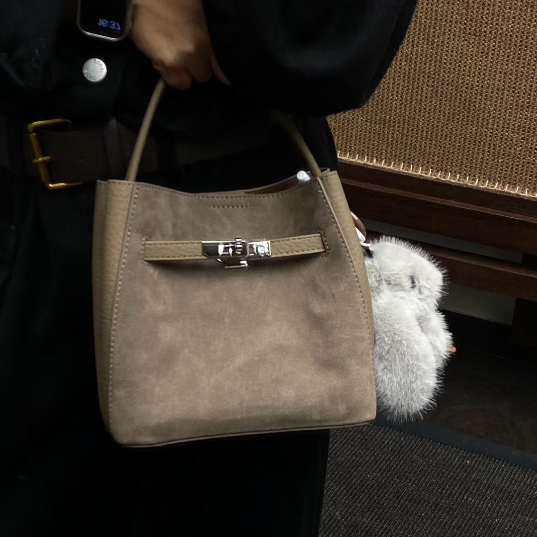 高级感磨砂真皮水桶包女2025新款