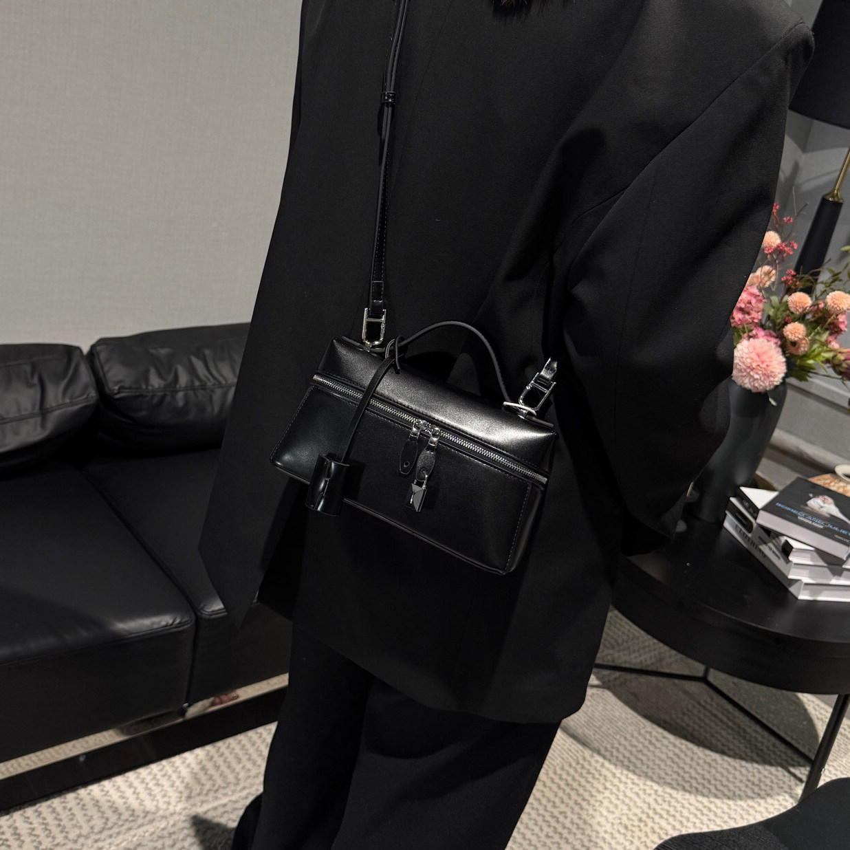 简约黑色油蜡皮饭盒包女2026新款百搭手提单肩斜挎包高级感小方包