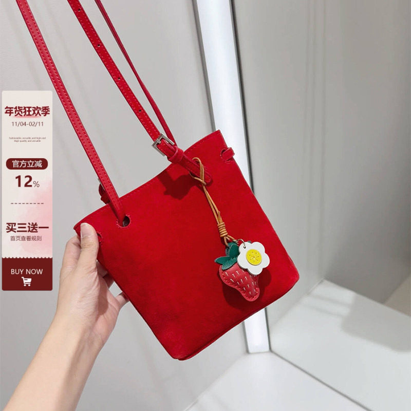 秋冬麂皮水桶包女红色迷你福袋包高级感真皮流浪包单肩斜挎手机包