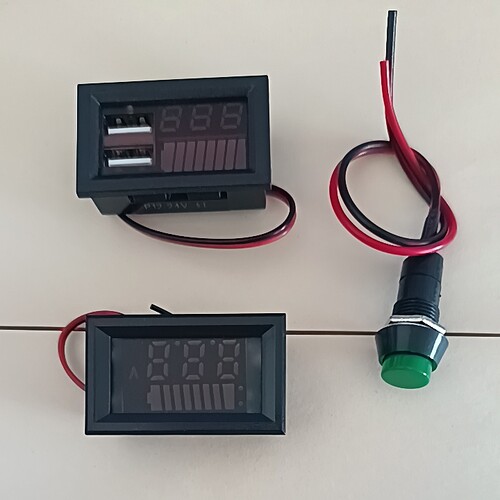 USB双显电量电压表数码屏12V24伏电池带USB接口电量显示器和开关