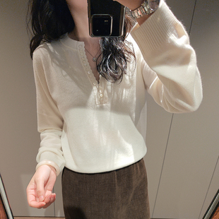 2026秋冬白色花边V领山羊绒针织衫领口贝壳扣休闲套头百搭上衣