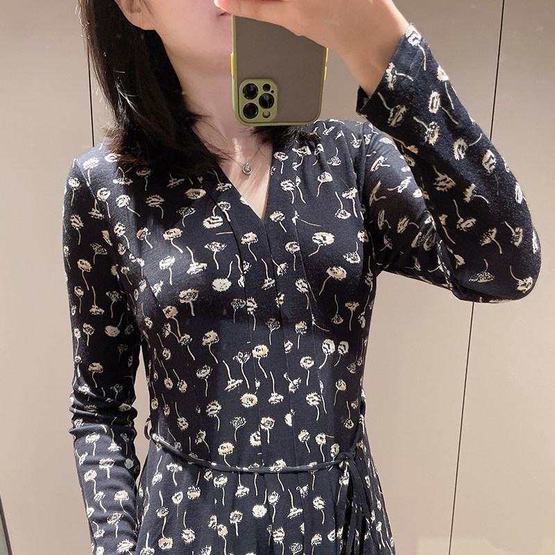 薄款针织羊毛V领印花长袖连衣裙
