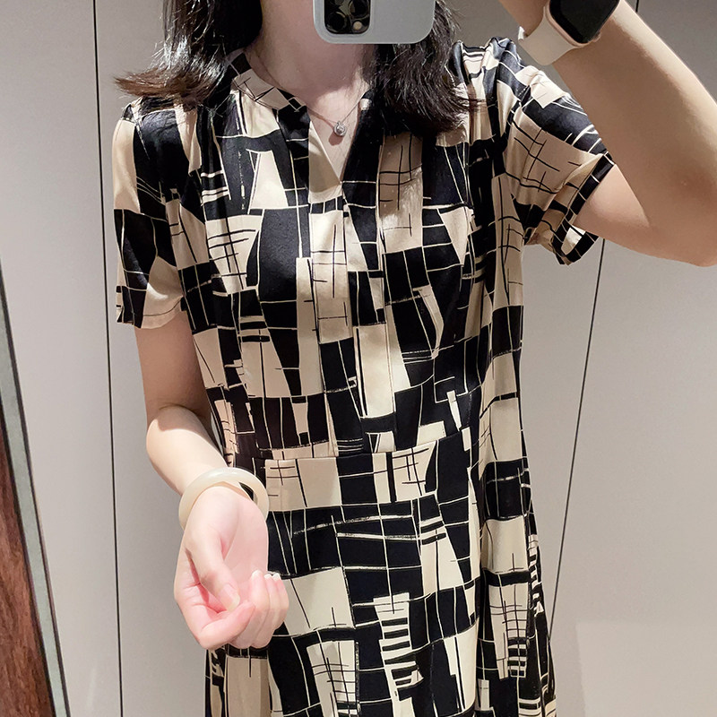 黑米几何真丝弹力缎短袖连衣裙