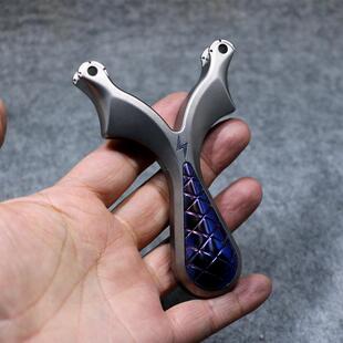 扁皮弓毒牙弹弓弹钛合金马蹄悟空掌中宝夜宴单卡弹弓闭口烤蓝新款