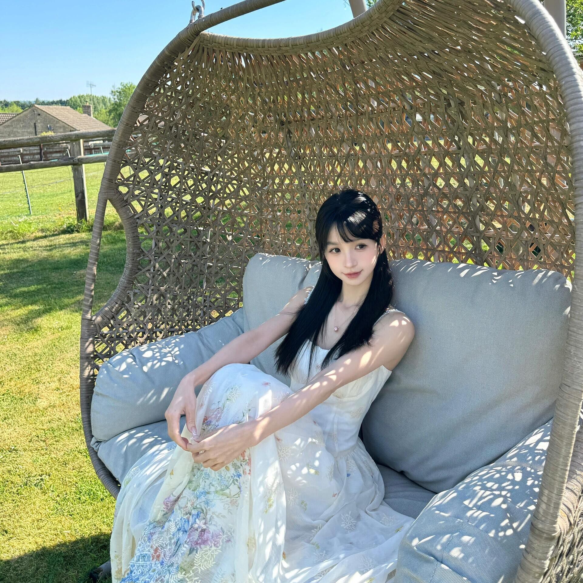 秘镜花园重工刺绣吊带洋装女夏季海边度假风收腰显瘦绝美仙气长裙