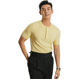 浅黄色针织T恤亨利领修身高弹罗纹袖口透气休闲夏装男士短袖上衣