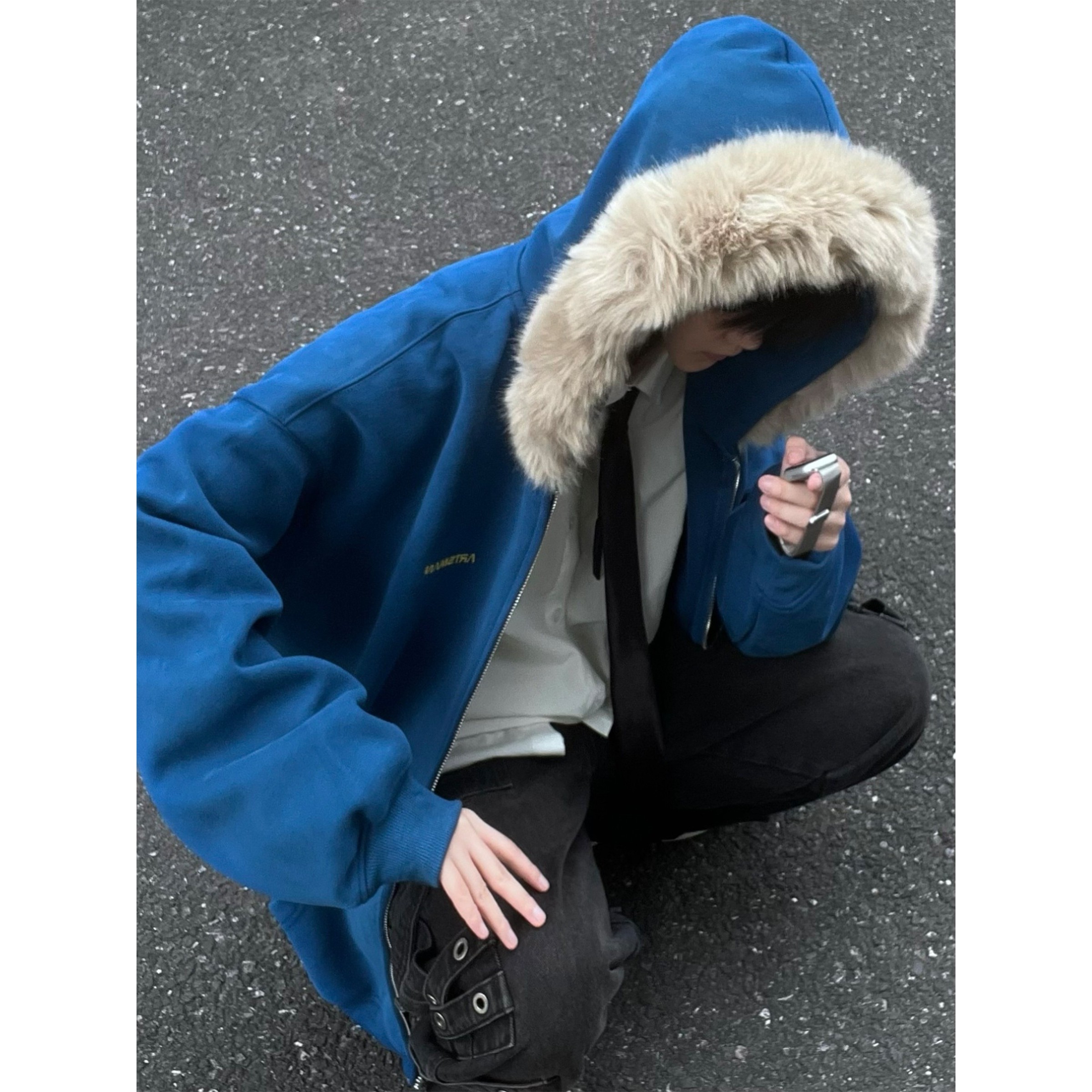 免费试穿~蓝色大毛领连帽卫衣男