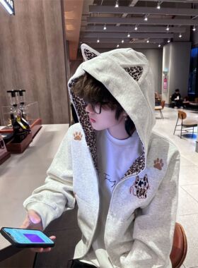 免费试穿~刺绣猫咪耳朵连帽卫衣