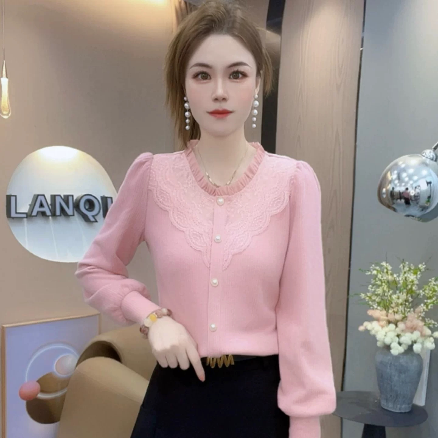 秋季蕾丝泡泡袖珍珠扣显瘦上衣