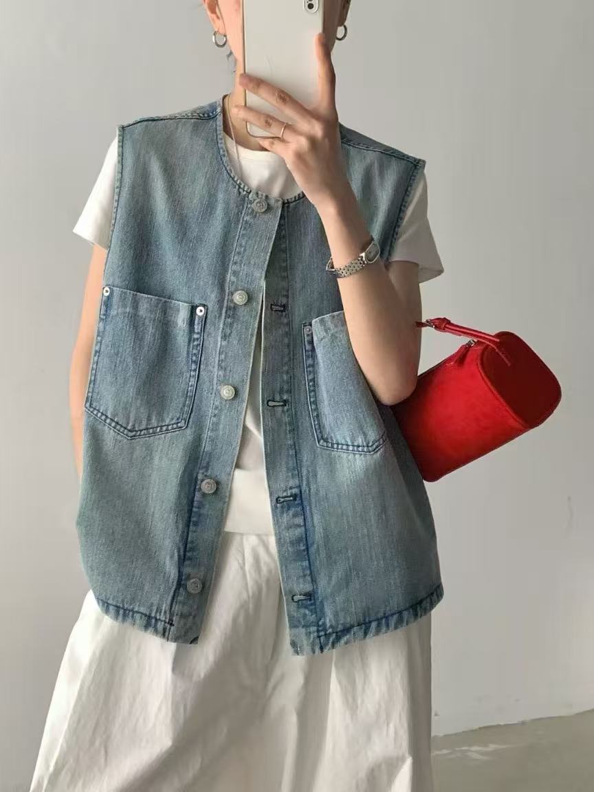 港风圆领单排扣前口袋水洗蓝牛仔马甲女直筒无袖坎肩上衣2026春夏