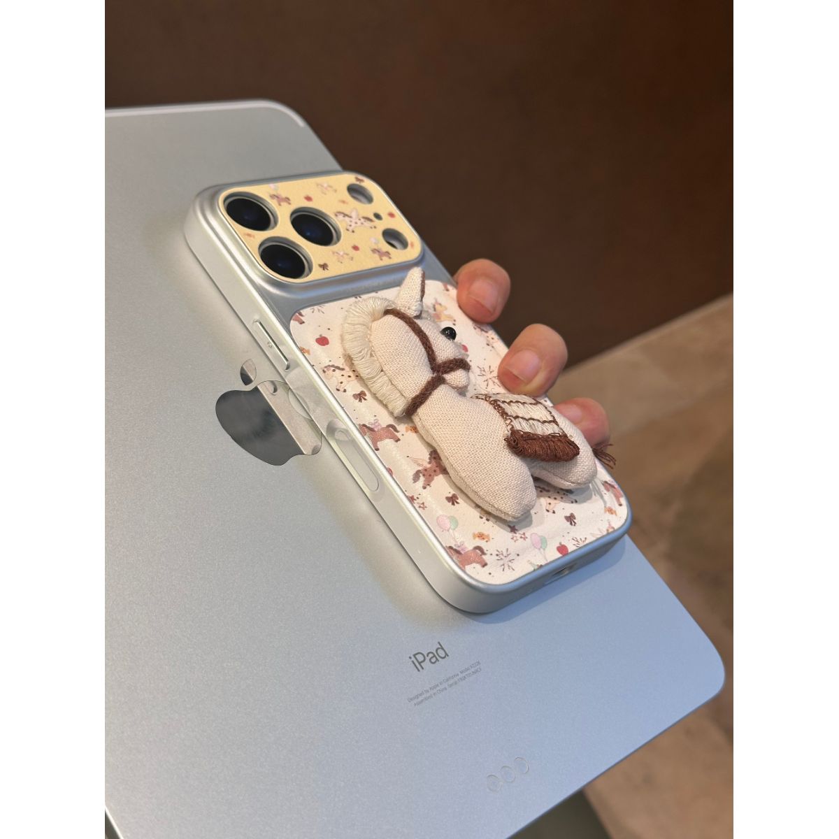 本命年可爱小马适用苹果17pro手机壳16/15硬立体布艺小马电镀