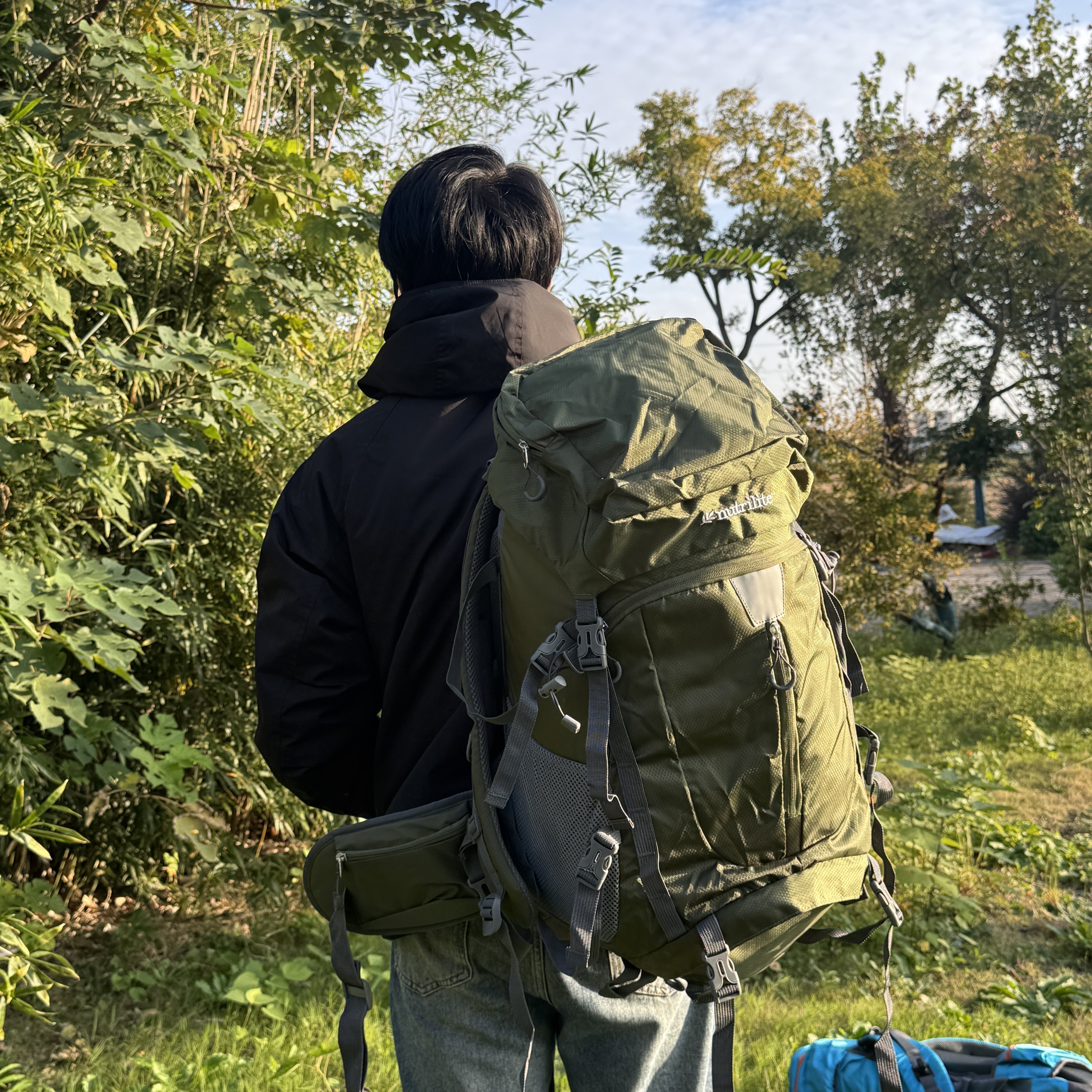 户外轻便大容量双肩包旅游露营专业徒步登山防水背包60升结实耐用