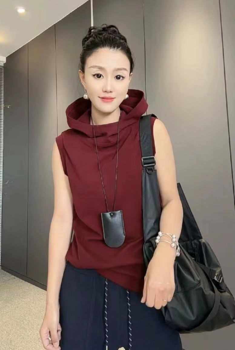 新款休闲时尚高端无袖连帽高智淡人百搭洋气上衣