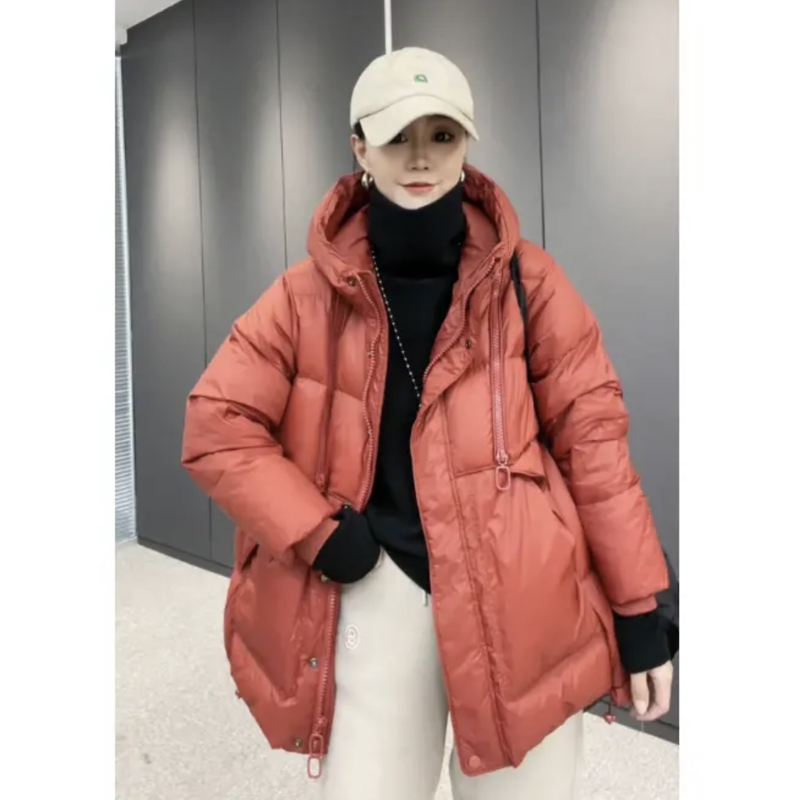 连帽卫衣搭配羽绒服_连帽卫衣搭配羽绒服的帽子要露出来嘛-第2张图片-潮百科