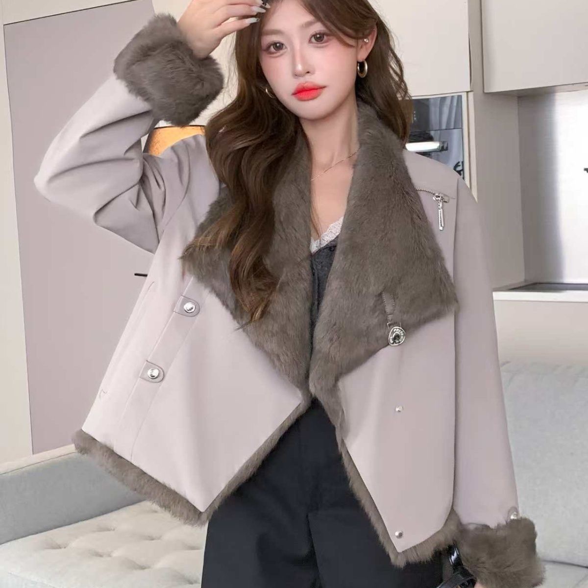 跨境2025新款冬季兔毛皮草外套短款女显瘦翻领真皮毛一体