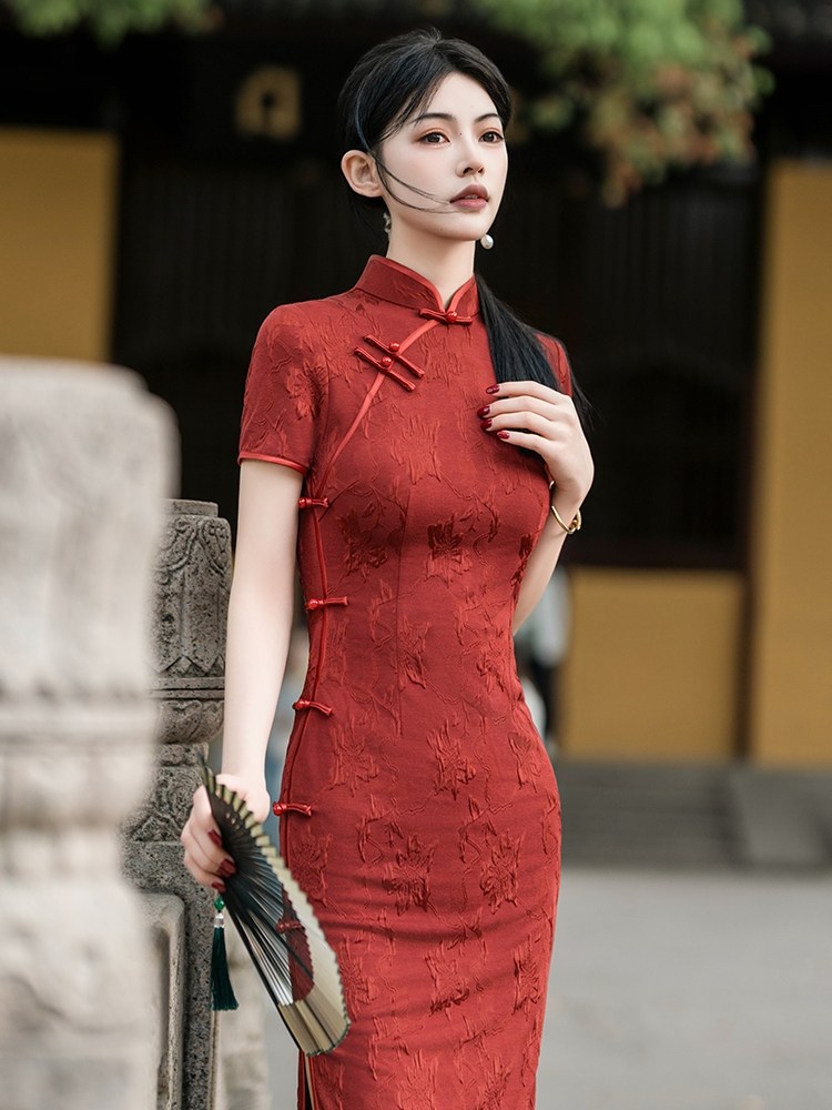 새로운 중국 스타일의 빨간 치파오 약혼 토스트 드레스 신부 2024 새로운 스타일의 고급 기질 행복한 시어머니 고급 드레스