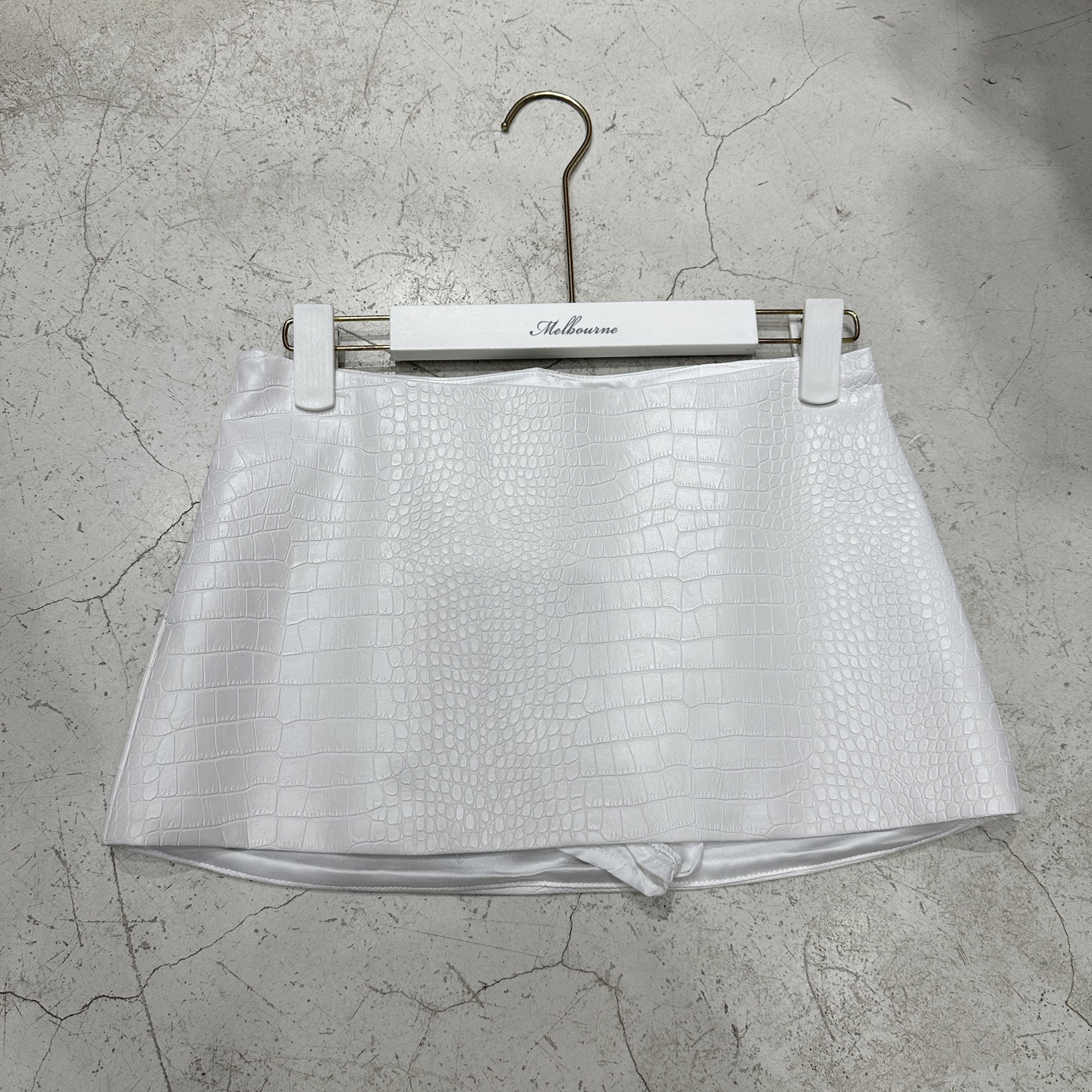 白色鳄鱼纹半身裙女秋冬2025新款高腰修身辣妹简约性感包臀短裙子