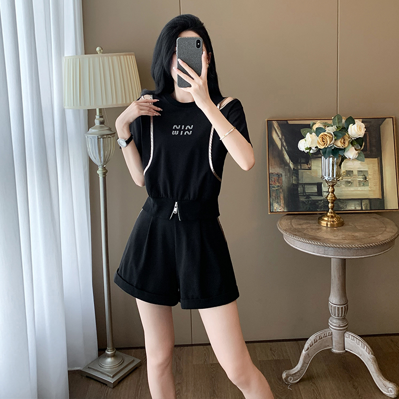 洋气减龄休闲运动套装女夏季2025新款露肩拼接上衣黑色短款两件套