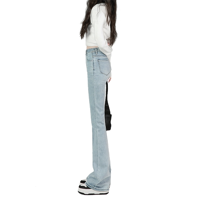 浅蓝色微喇叭牛仔裤女