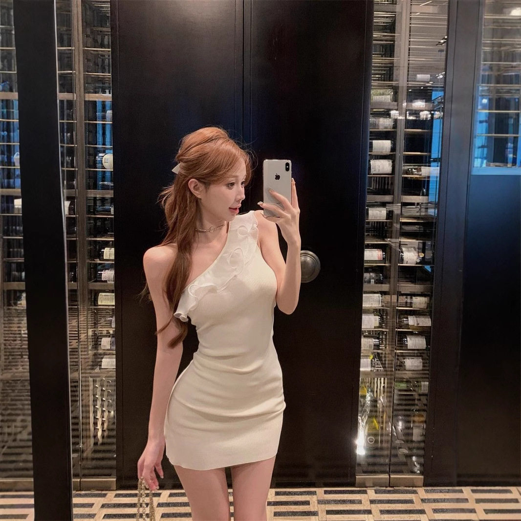 法式荷叶边斜肩无袖连衣裙女夏季修身纯欲风短裙白色收腰包臀
