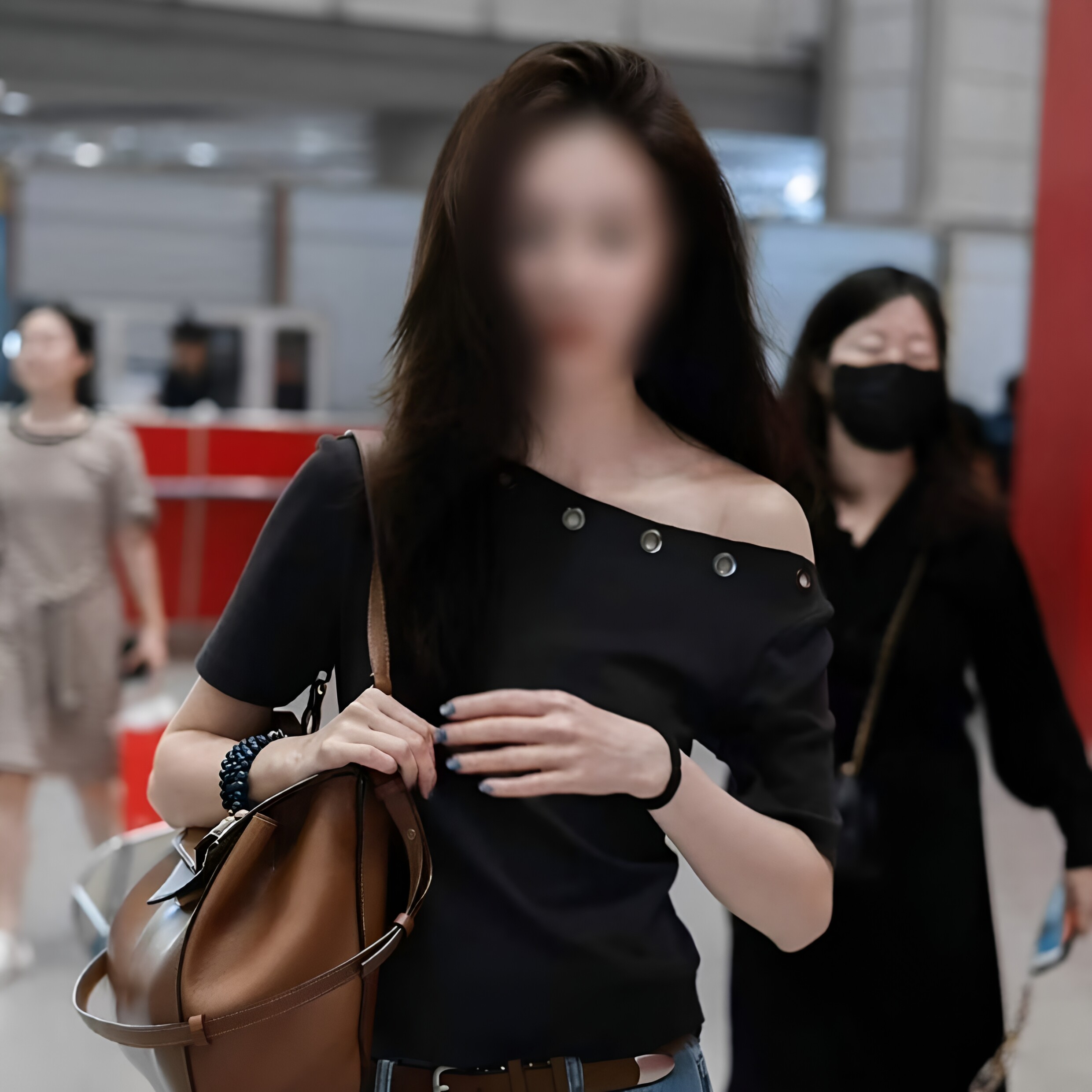 明星同款深灰设计感金属圆孔扣修身斜领露肩短袖上衣显瘦百搭T恤