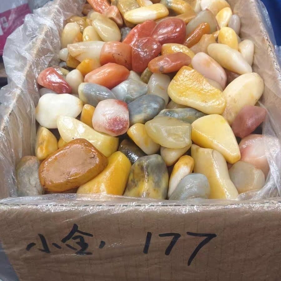 新疆乌尔禾戈壁滩地表金丝玉原石，籽形完整，玉质细腻，天然原色