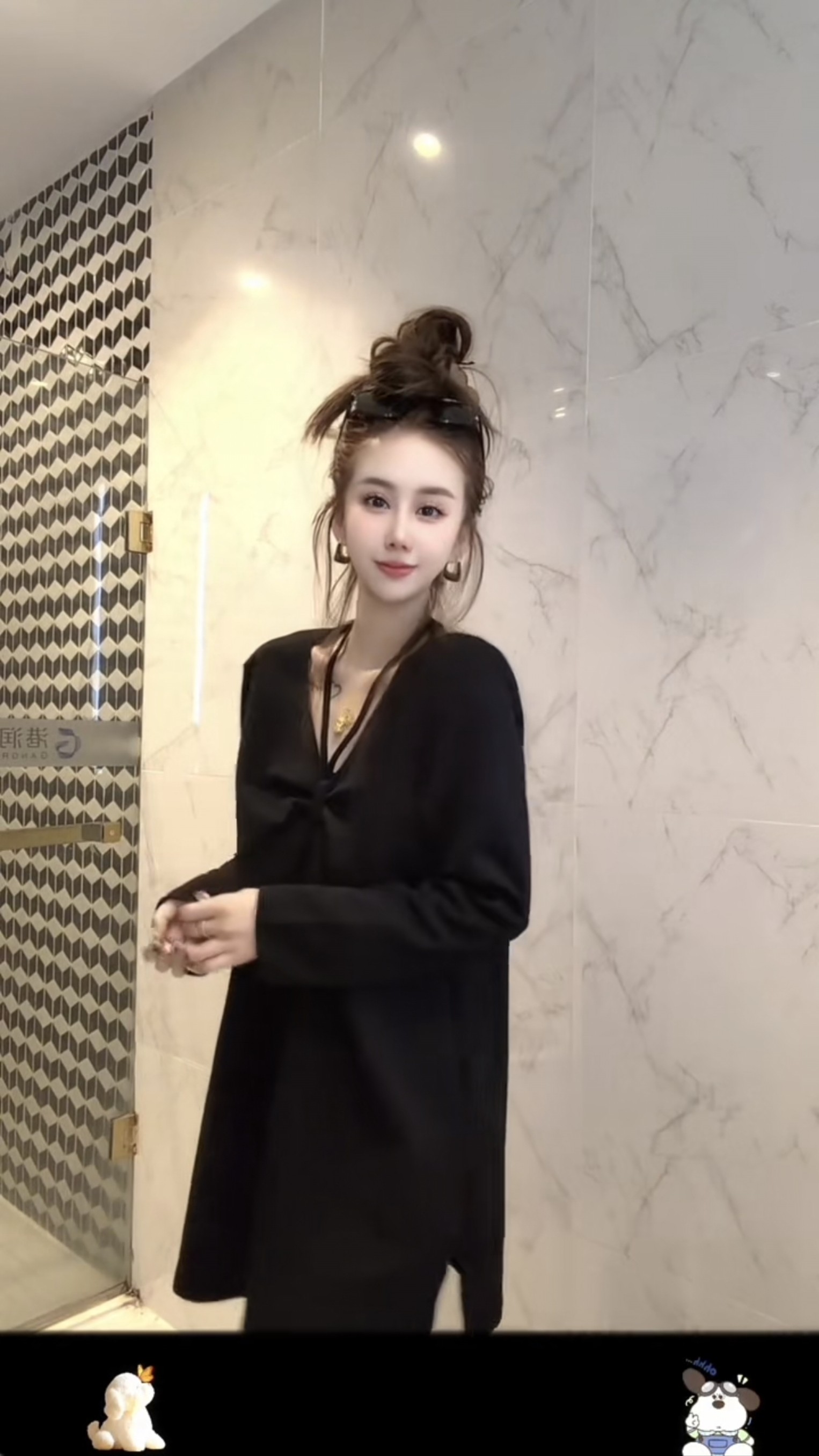 欧货2026春新款小心机挂脖设计感黑色气质中长款宽松t恤打底衫