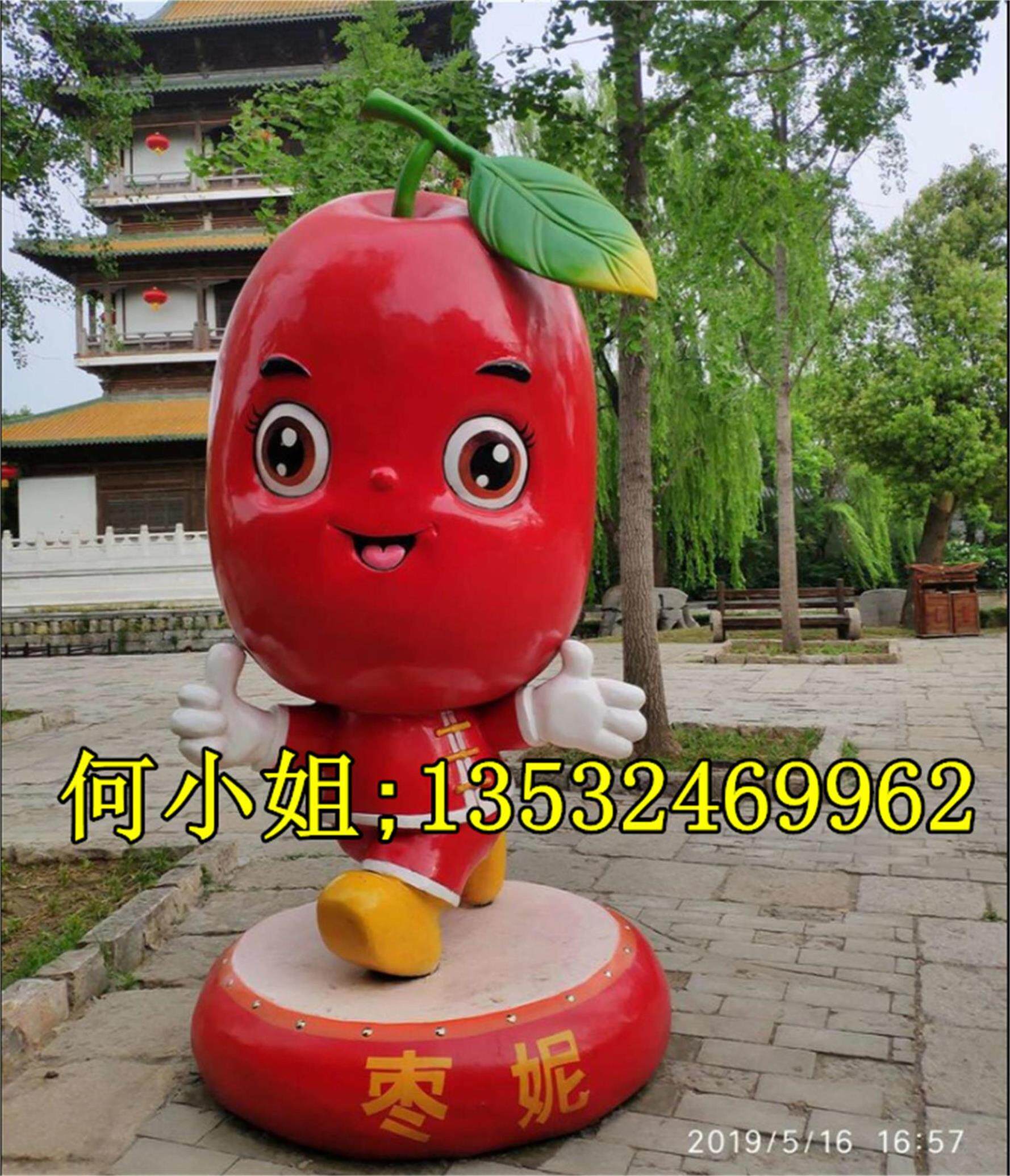 水果农业枣乡广场定制红枣卡通ip娃娃雕塑玻璃钢枸杞枣子公仔摆件