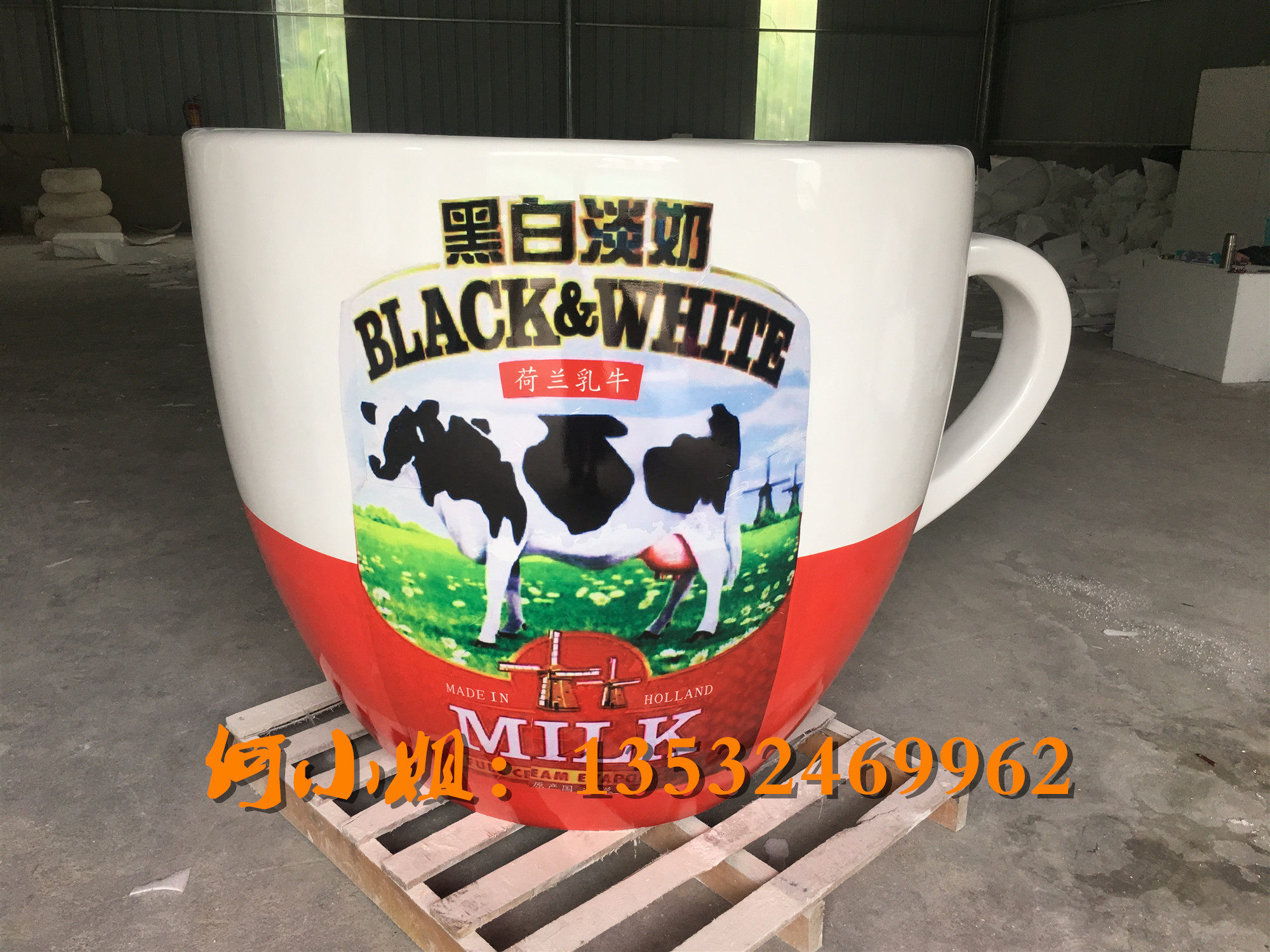 香港老街餐厅定制玻璃钢仿真奶茶杯造型雕塑树脂黑白淡奶杯子雕像