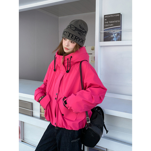 玫红色工装连帽冲锋衣羽绒服女冬短款2025新款巨好看派克服厚外套