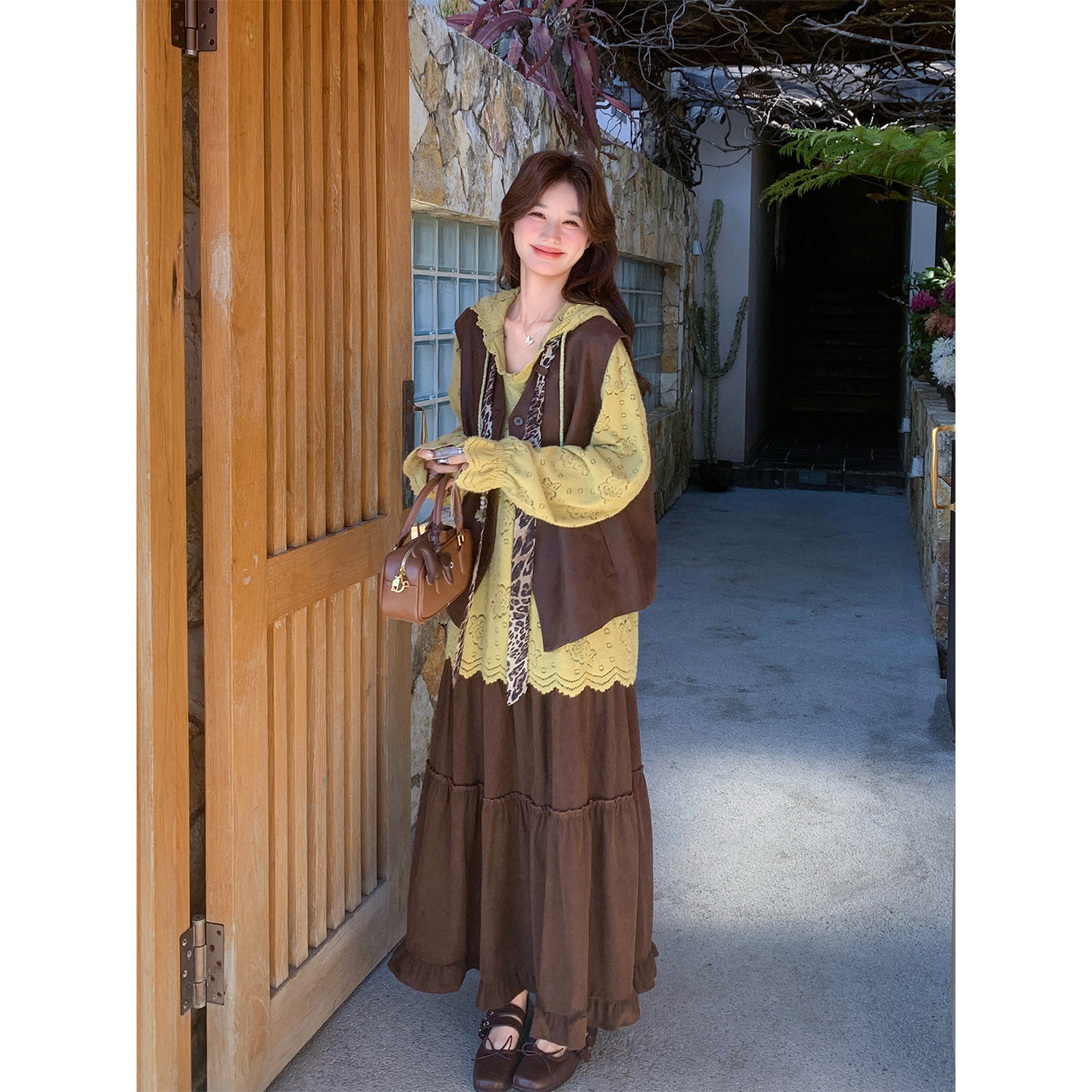 咖色复古马甲半身裙套装女2026春季新款黄色提花上衣松弛感三件套