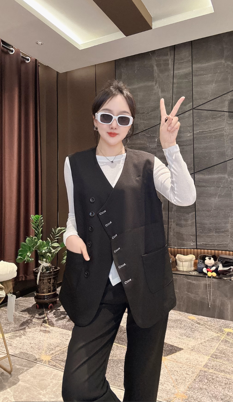 欧货黑色西装马甲女款2026新款不规则西服马夹时髦洋气高级感上衣