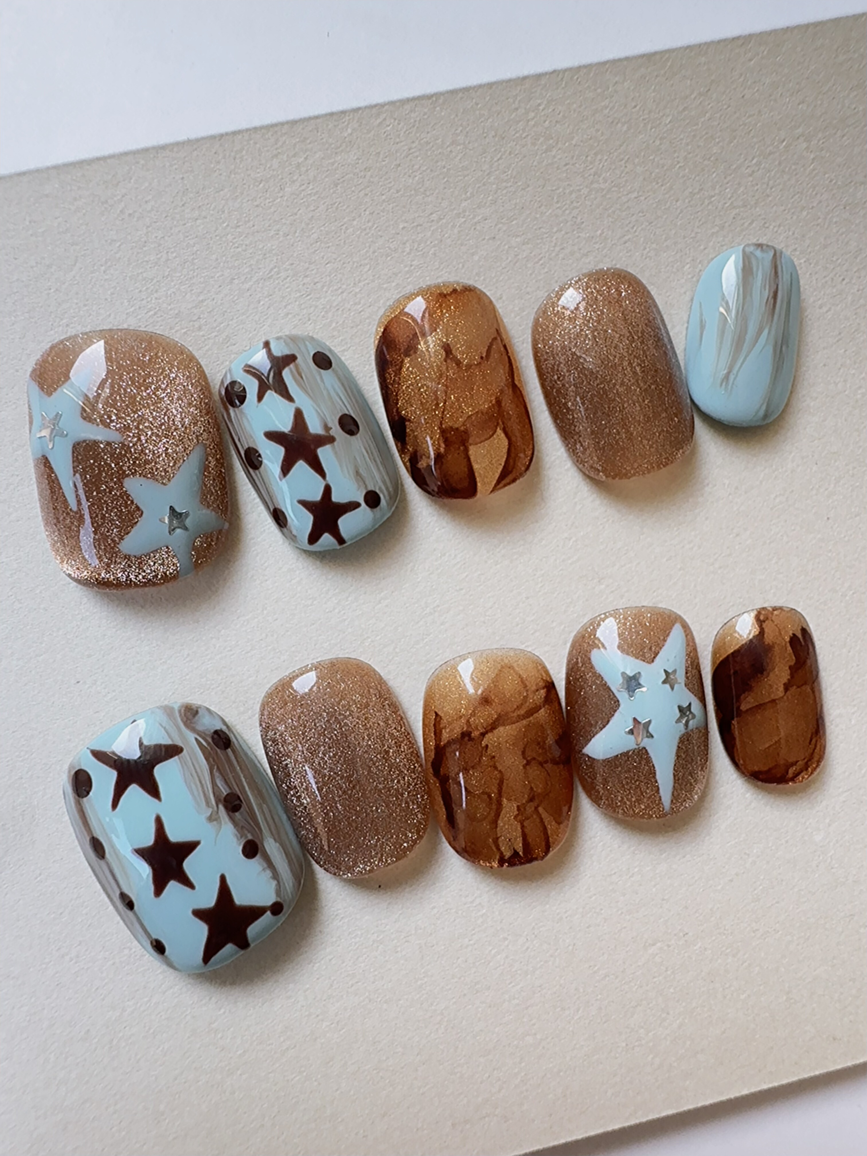 秋冬新款咖色复古星星穿戴甲短甲琥珀晕染显白小众设计手工美甲