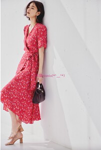 女人味爆棚！人气新品~纯圆S家 V领侧系带印碎花连衣裙