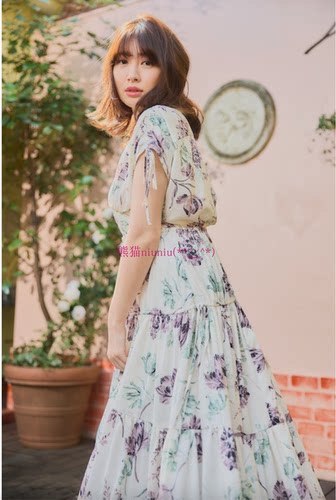 甜美印花V领显瘦度假风连衣裙