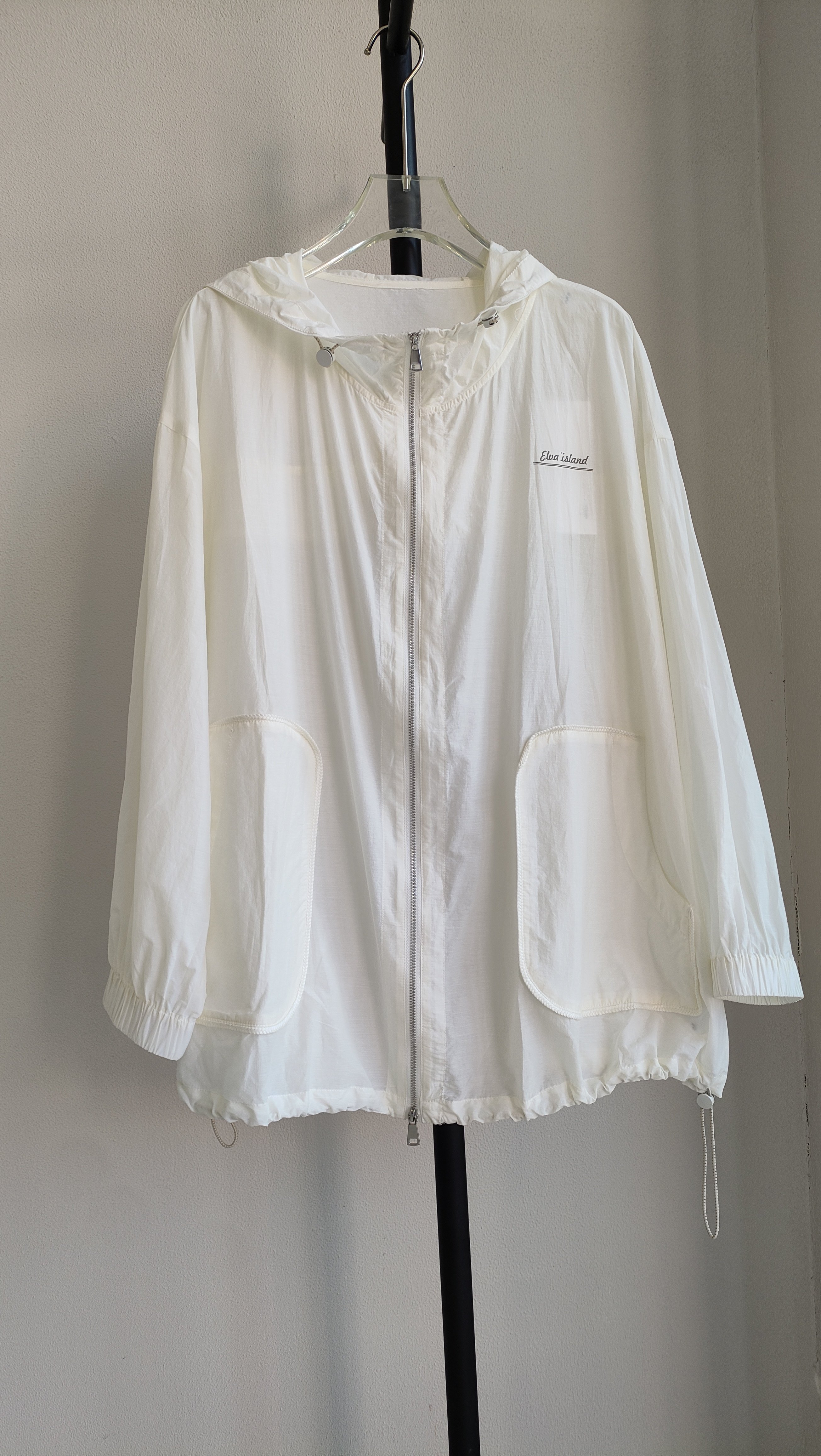 艾wa正品断码亏清夏装上新米色连帽宽松大码薄款休闲防晒衣外套女