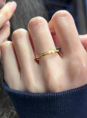 素圈戒指女轻奢高级感小众设计2025新款爆款金色食指环钛钢不掉色