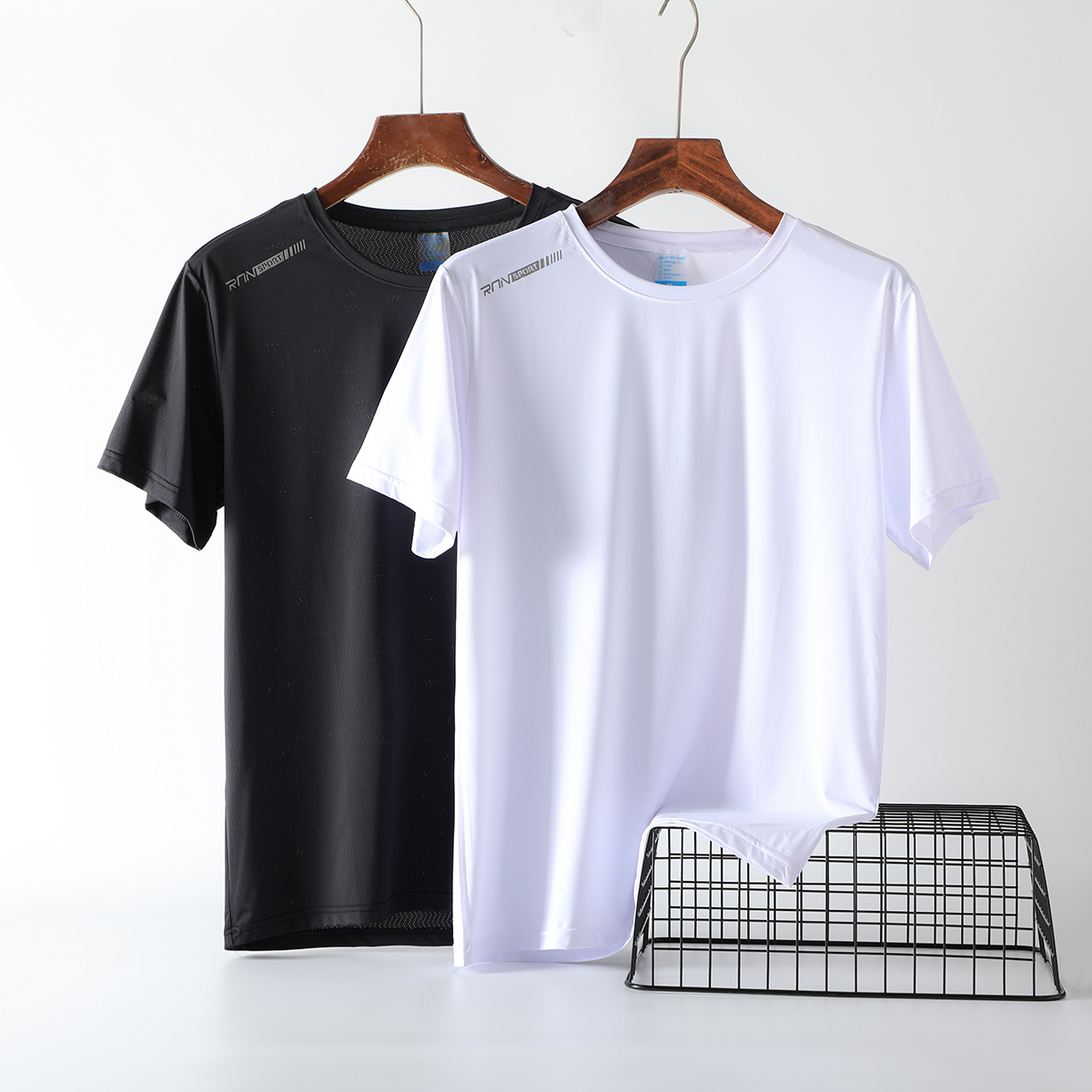 激光穿孔冰丝爽滑速干运动T恤男