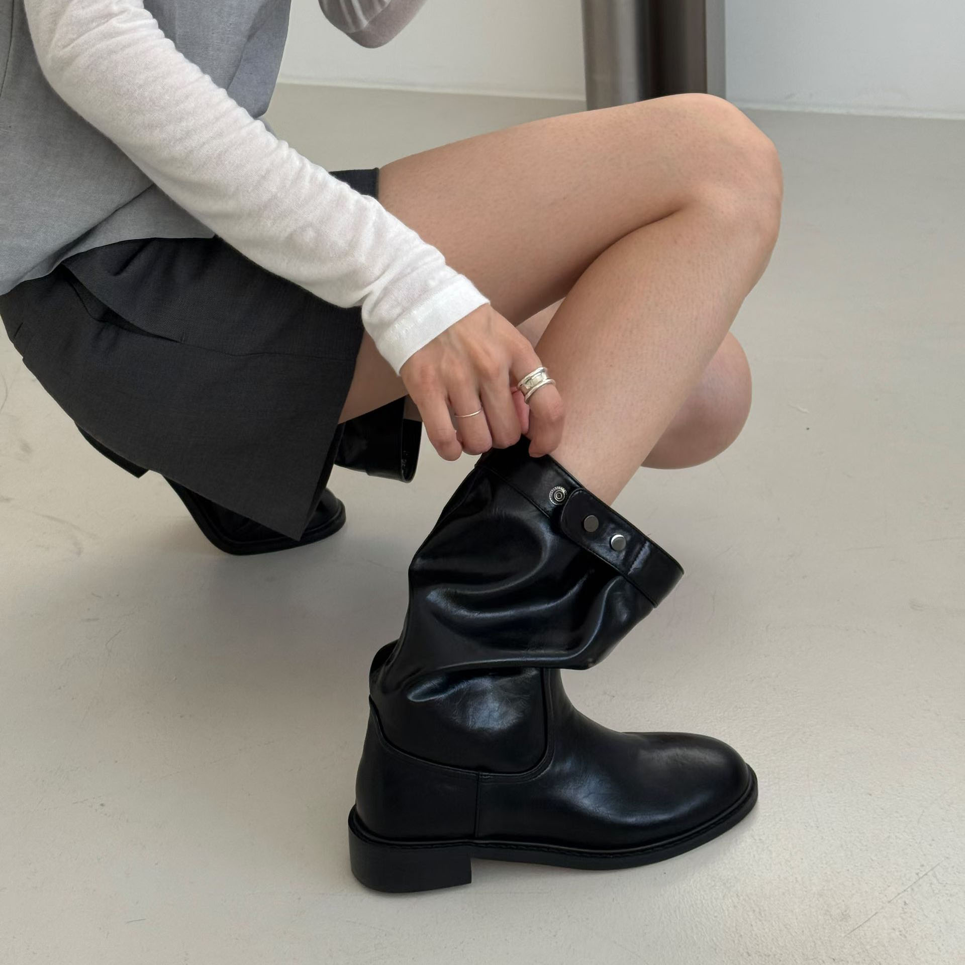 韩小爱铆钉复古小众个性宽松中筒帅气骑士靴工装靴女2026东大门新