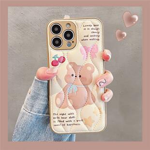 秋冬款卡通可爱小熊羽绒服手机壳适用iPhone16/15promax情侣小米15/14软壳红米K80/70杏色华为pura70保护套女