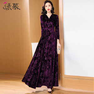 气质丝绒连衣裙女2026春秋新款气质V领时尚减龄轻奢到脚踝长裙