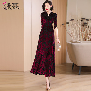 今年流行植绒提花高端连衣裙女长款2026春秋新款显瘦气质大摆长裙