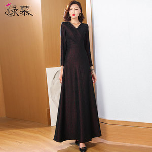 酒红色加绒加厚春秋连衣裙长款2026收腰修身气质洋气减龄大摆长裙